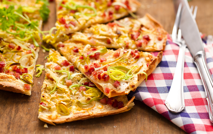 Flammkuchen mit Lauch und Schinkenwürfeln