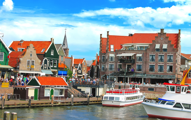 Touristenboot im Hafen von Volendam. Niederlande