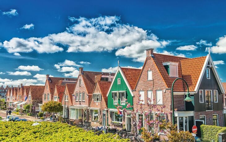 Volendam,Niederlande. Klassische Häuser entlang Stadtstraße ausgerichtet