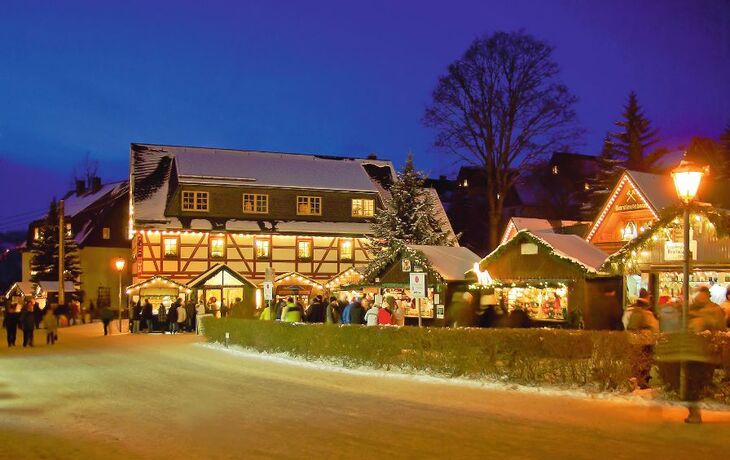 beleuchteter Weihnachtsmarkt