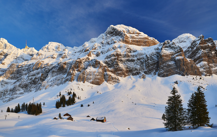 schneebedeckte Schwägalp mit Alpsteinmassiv und Säntis im Winter