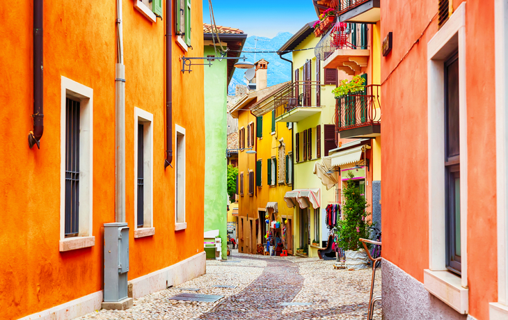 Kleinstadtengstraßenansicht mit bunten Häusern in Malcesine,Italien während des sonnigen Tages. Schöner Gardasee.