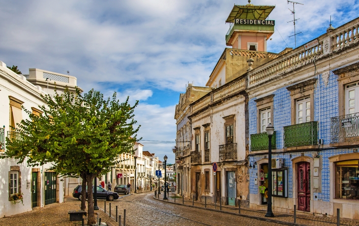 Ansichten von den Straßen von Tavira in Portugal