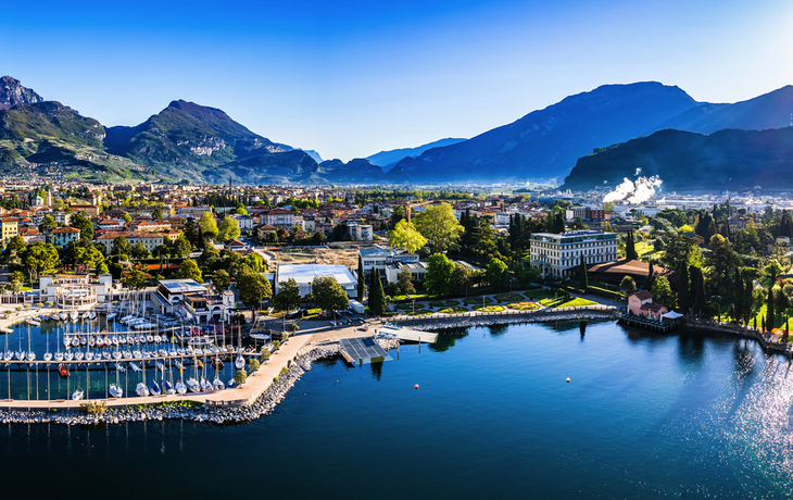 Altstadt und Hafen von Riva del Garda in Italien