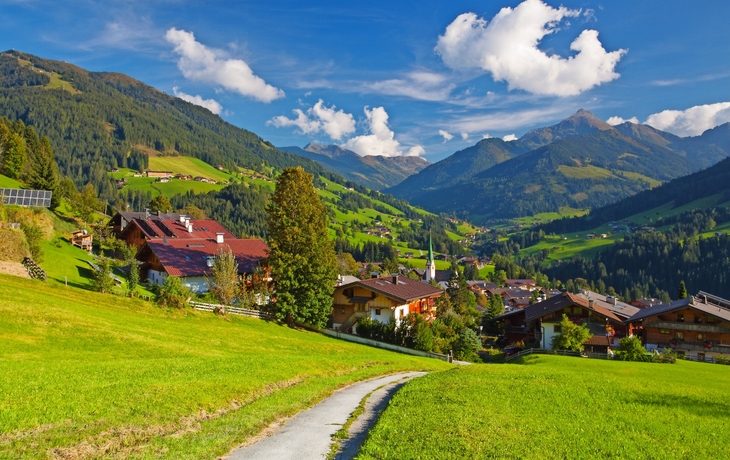 Das Bergdorf Alpbach und das Alpbachtal, Österreich.