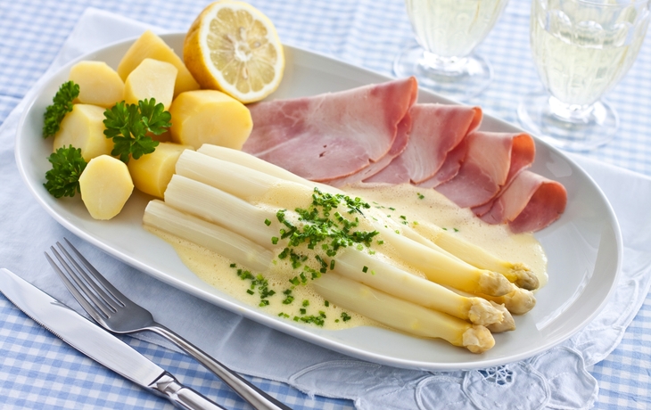 Spargel mit Sauce Hollandaise, Kartoffeln und Schinken