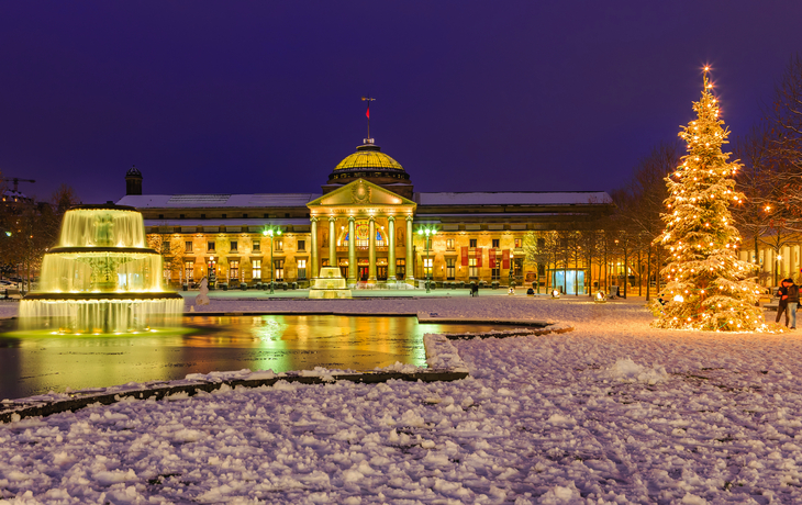 Kurhaus in Wiesbaden zur Weihnachtszeit, Deutschland