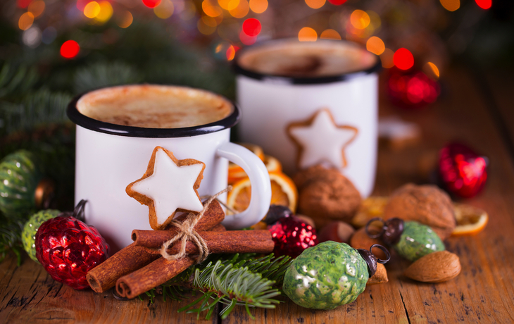 Duftende heiße Schokolade und süße Plätzchen zu Weihnachten